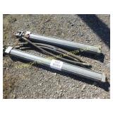 (2) HYDRAULIC CYLINDERS W/ HOSES