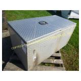 DIAMOND PLATE ALUMINUM TRUCK TOOL BOX