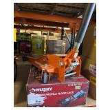 Lot of 2 floor jacks 3 tons ( one is missing one