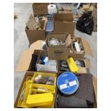 2 pallets containing several card board