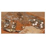 Pearl and Metal Jewelry Set With Leaf Motifs