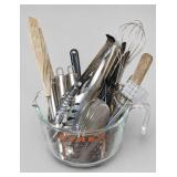 Pyrex 2-Quart Measuring Cup With Assorted Utensil