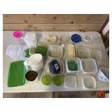 Bunches of tupper ware w lids