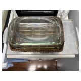 4 Pyrex baking dishes and baking tray