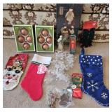 Christmas ornaments & decor,