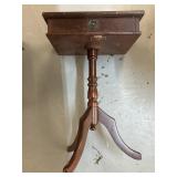 Duncan Phyfe style side or end table