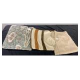 Full Sz Comforter w/2 Blankets