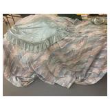 Queen Size Comforter w/2 Pillow Shams & 4 Window