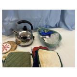 Tea pot and hot pads