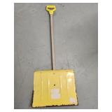 Heavy duty snow shovel