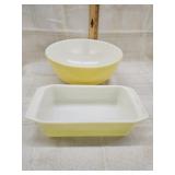 Vtg. Pyrex mixing bowl primary yellow / Vtg.