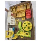 Vtg. Fisher Price little People play toys