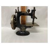 1910 -1934 Singer Sew Handy Model 20 Mini Sewing
