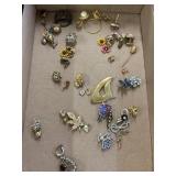 Vintage Pins, Clip on Earrings & Tip Pins