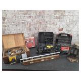 Dewalt 18v drill w/2 batteries and charger, Black