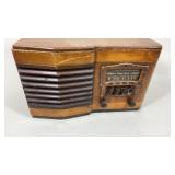 Early Truetone Short Wave Radio (Does turn on)