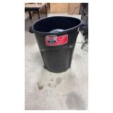 Rubbermaid Roughneck Trash Can w/ 4 Lids