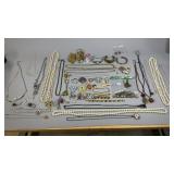 Ladies Jewelry (Pins,Necklaces,Buttons)