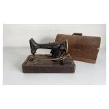 Singer Sewing Machine In Wood Case 1920s-40s