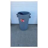 2 32 gal Garbage Cans W/Lid