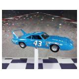 Richard Petty #43 1970 Plymouth Superbird NASCAR 1:24 Diecast Model