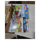 Thomas & Friends Toy Train Playset by Fisher-Price, Load & Launch Barrel Delivery with Classic Motorized Engine & Cargo Car, 18 Feet of Track