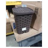 Superio Mini Trash Can with Foot Pedal Small Outdoor Garbage Can with Lid, 1.5 Gallon Plastic Waste Basket for Bathroom, Bedroom, Kitchen, Office, Patio (Wicker Brown 6 QT.)
