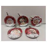 Shappy 5 Pcs Round Snow Globe Photo Ornament Clear Plastic Floating Snowflake Picture Frame Christmas Hanging Photo Case DIY Picture Frame Ornament for Home Decoration (Classic Style)  ONE OF THE 5 SO