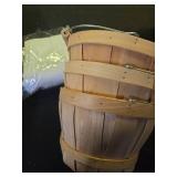 Eaasty 3 Pack Round Wooden Bushel Baskets Wood Fruit Buckets with Handle for Vegetable Snack Fall Holiday Farmhouse Garden Decoration, 4-quart Capacity, 6. 1 Inch Tall, 8 Inch Diameter - Retail: $38