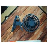 BDXXJ Portable Clip on Fan, 360° Rotate Battery Operated Stroller Fan, 3 Speed Quiet Mini Personal Table Fan, USB Rechargeable Clooing Fans for Outdoor Camping Golf Cart Stroller Home Office Blue