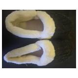 UBFEN Womens Fuzzy House Slippers Warm Bedroom Shoes with Faux Fur Lining Non Slip Memory Foam Slippers for ladies Indoor and Outdoor Size US 9-10 Black - Retail: $20