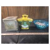 Tissue box | various sea shells and ceramic frog decor