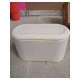 AYADA Mini Trash Can with Lid, 1.5L Capacity, White, Desktop