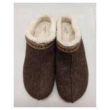 APPEARS NEW - Earth Origins Brown Slippers with Faux Fur Lining. Size 12