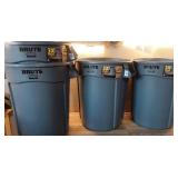 Pack of 4 ,BRUTE 32 Gal. Grey Vented Plastic Outdoor Trash Can with Lid For Restaurants/Offices/Warehouses/Commercial Environments - Retail: $160