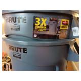 Pack of 4 ,BRUTE 32 Gal. Grey Vented Plastic Outdoor Trash Can with Lid For Restaurants/Offices/Warehouses/Commercial Environments - Retail: $160