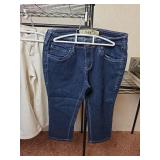 Hybrid & Company Premium Denim Capris Size 7