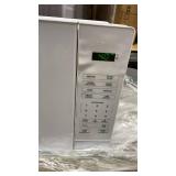 Vissani 1.1 cu. ft. Countertop Microwave Oven in White (powers on, pre owned) - Retail $100