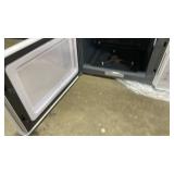 Vissani 1.1 cu. ft. Countertop Microwave Oven in White (powers on, pre owned) - Retail $100