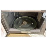 Vissani 1.1 cu. ft. Countertop Microwave Oven in White (powers on, pre owned) - Retail $100