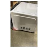 Vissani 1.1 cu. ft. Countertop Microwave Oven in White (powers on, pre owned) - Retail $100