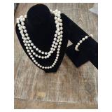 Classic Pearl Necklace and Bracelet Set Classic Pearl Necklace and Bracelet Set