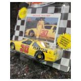1992 NASCAR Racing Champions . . . Richard Petty #43 STP 1/43 Diecast . . . Includes Collector