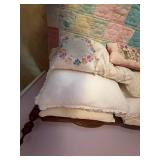 HANDMADE QUEEN SIZE QUILT/ 4 BED PILLOWS/ DUST RUFFLE/ 6 DECOR PILLOWS- UNB