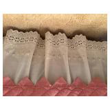 HANDMADE QUEEN SIZE QUILT/ 4 BED PILLOWS/ DUST RUFFLE/ 6 DECOR PILLOWS- UNB