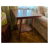 ANTIQUE OAK STAND TABLE 24" X 24" X 28"- LR