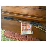 DAISY BB GUN W/ MANUAL- FR