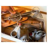 VINTAGE KITCHEN UTENSILS (GRINDER/GRATERS/NOODLE CUTTER/ JUICER & MORE- KC