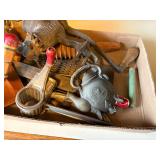 VINTAGE KITCHEN UTENSILS (GRINDER/GRATERS/NOODLE CUTTER/ JUICER & MORE- KC