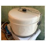 METAL VINTAGE CAKE SAVER CARRIER- BG